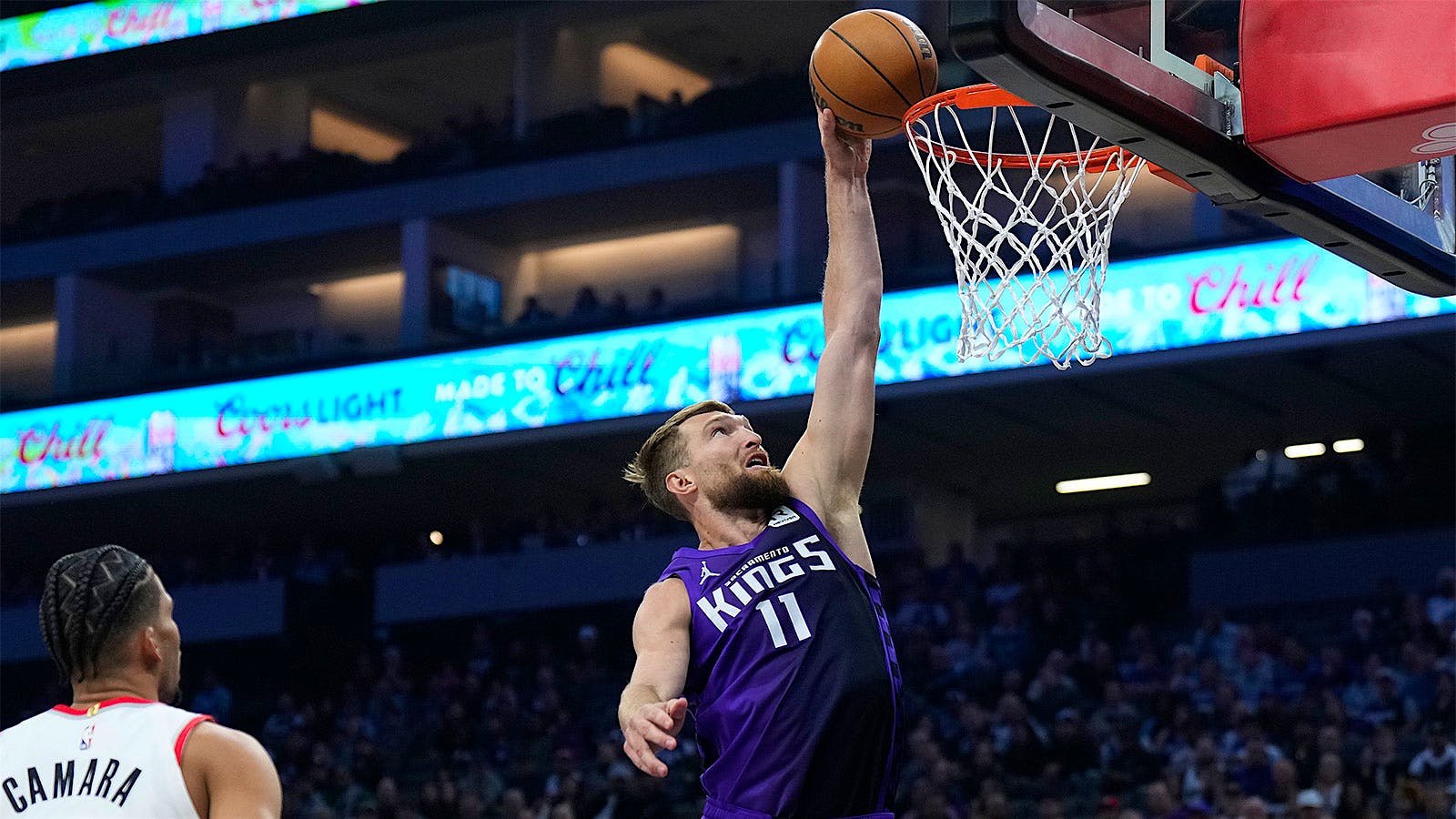 Domantas Sabonis dunks for the Sacramento Kings.